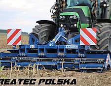 Rolmako Messerwalze ProCut 3,0 m an der vorderen Dreipunkt (zum Frontanbau) Rolmako Messerwalze ProCut 3,0 m an der vorderen Dreipunkt (zum Frontanbau)