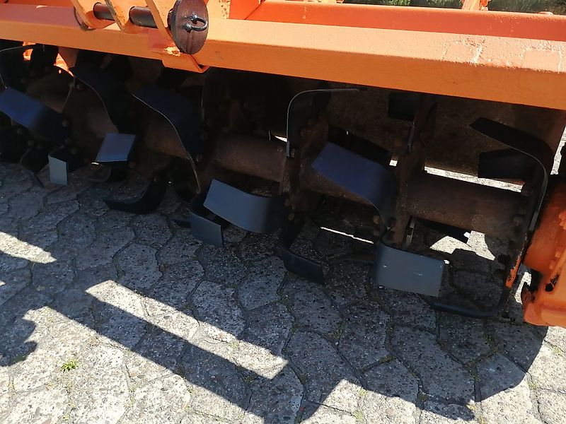 Kongskilde Howard Howard Modell Type HB-205-540T Bodenfräse 205 cm Arbeitsbreite mit 400 mm großen Stützrädern Fräßmesser 100% 48 Stück Schaltgetriebe ohne Kettenkasten zur Rotorwelle über Zahnradantrieb