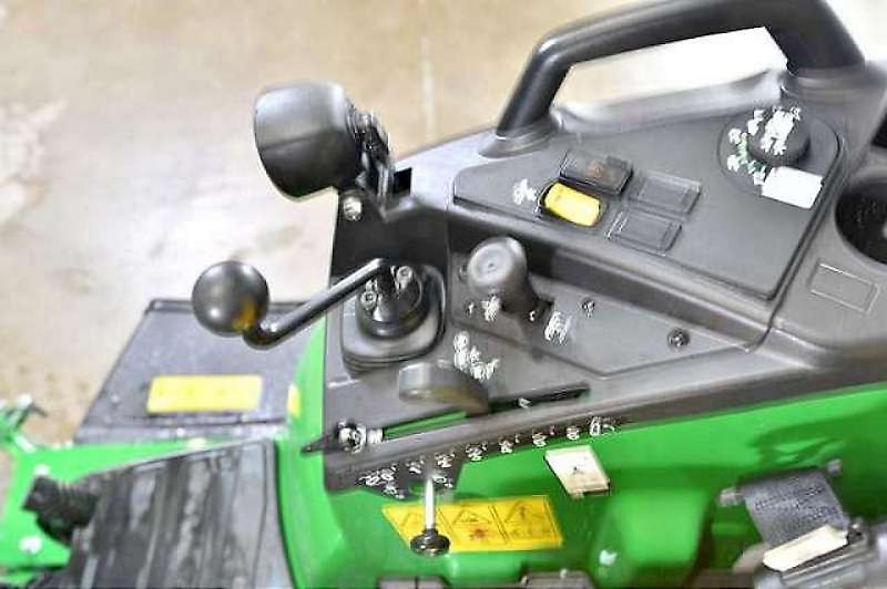 John Deere 2032R TRAKTOR