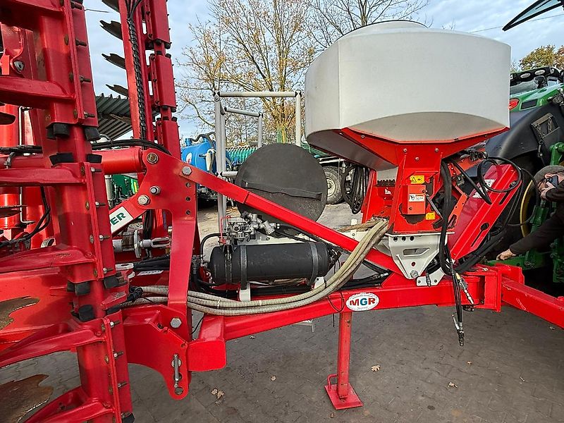 Pöttinger Terradisc 6001 T mit APV Streuer