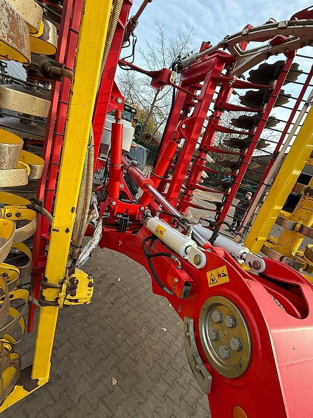 Pöttinger Terradisc 6001 T mit APV Streuer