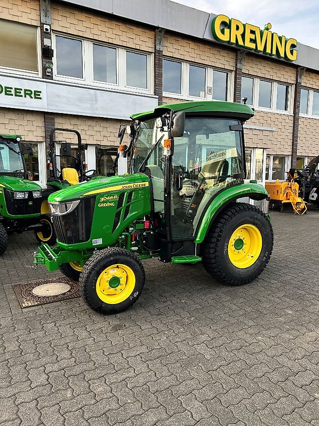 John Deere 3046R