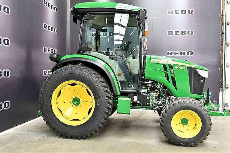 John Deere 4052R TRAKTOR