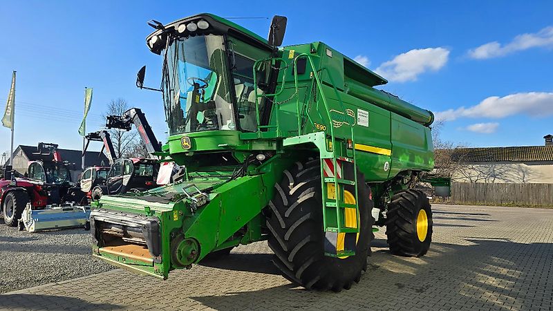 John Deere S690i