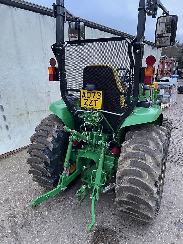John Deere 3046R ROPS IT