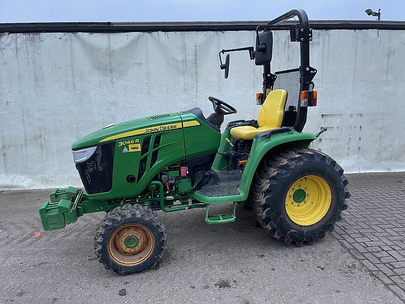 John Deere 3046R ROPS IT