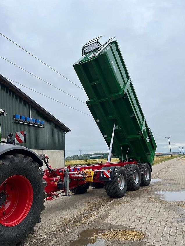Kröger MUK402. Zentralachs-Muldenkippanhänger 31 Tonnen
