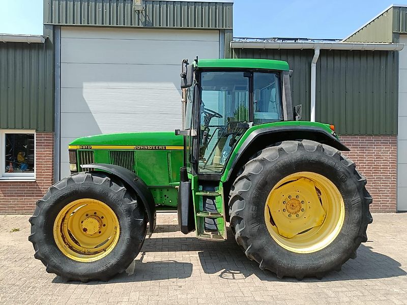 John Deere 6810