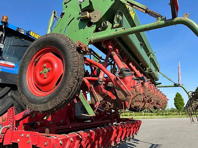 Lely Terra Rotorkopeg met Hassia DU 100 zaaimachine