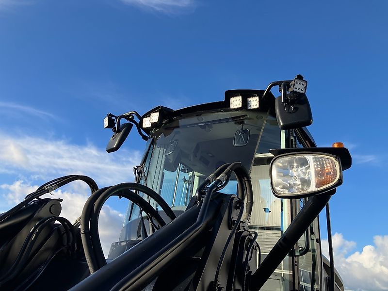 JCB 427 Agri T4F *mit Hochkippschaufel*