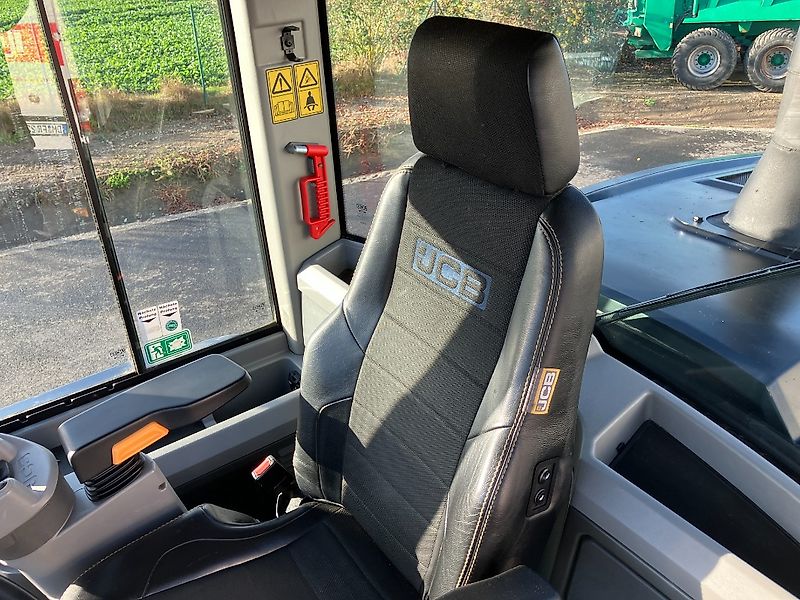 JCB 427 Agri T4F *mit Hochkippschaufel*